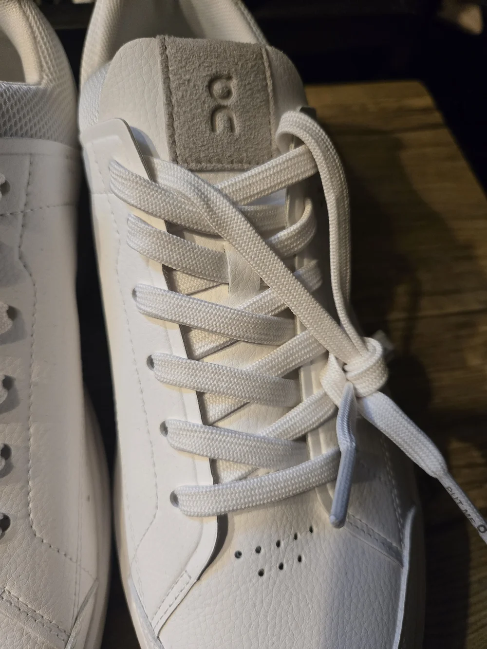 On Running Women’s White Low-Top Sneakers w/ Purple Accent Sz 10 New